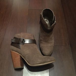Super cute tan/brown suede booties
